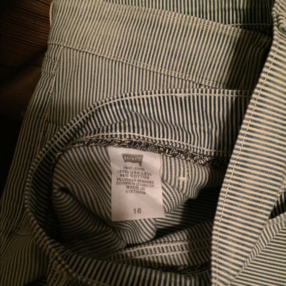 Levi’s Cropped Jeans - Picture 7 of 7